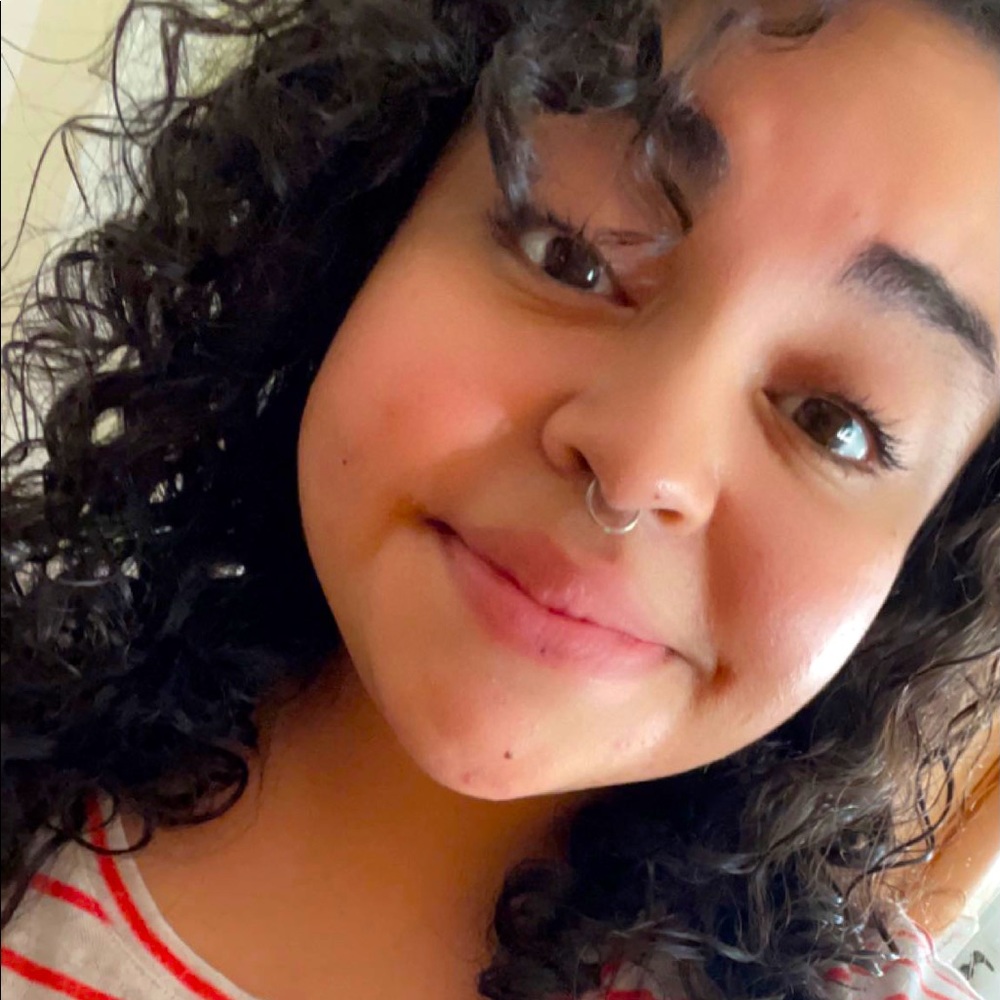 Meet your Posher, Yesenia